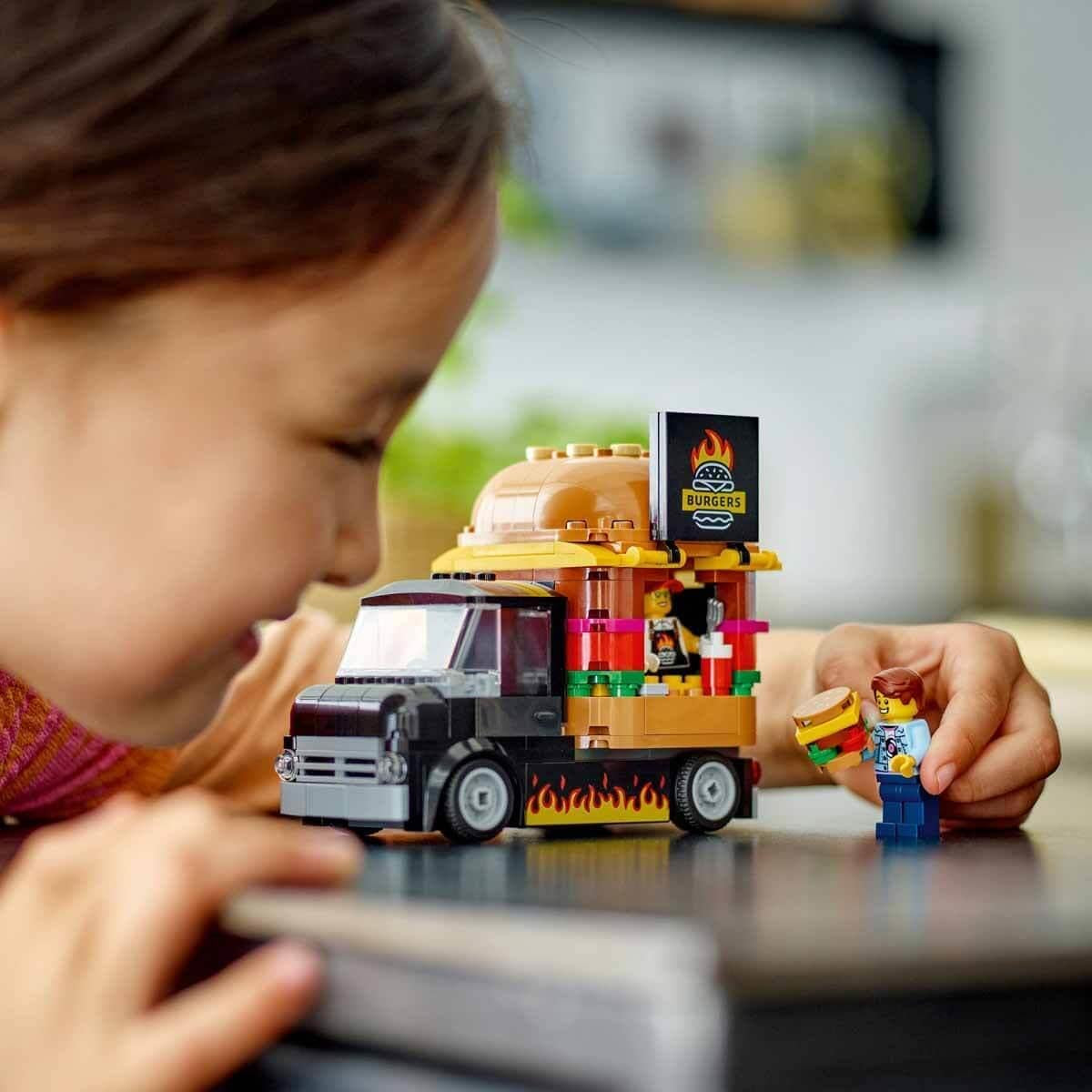City Burger Van, Food Truck Toy for 5 plus Year Old Boys & Girls, Vehicle Building Toys, Kitchen Playset with Vendor Minifigure and Accessories, Imaginative Play Gifts for Kids 60404