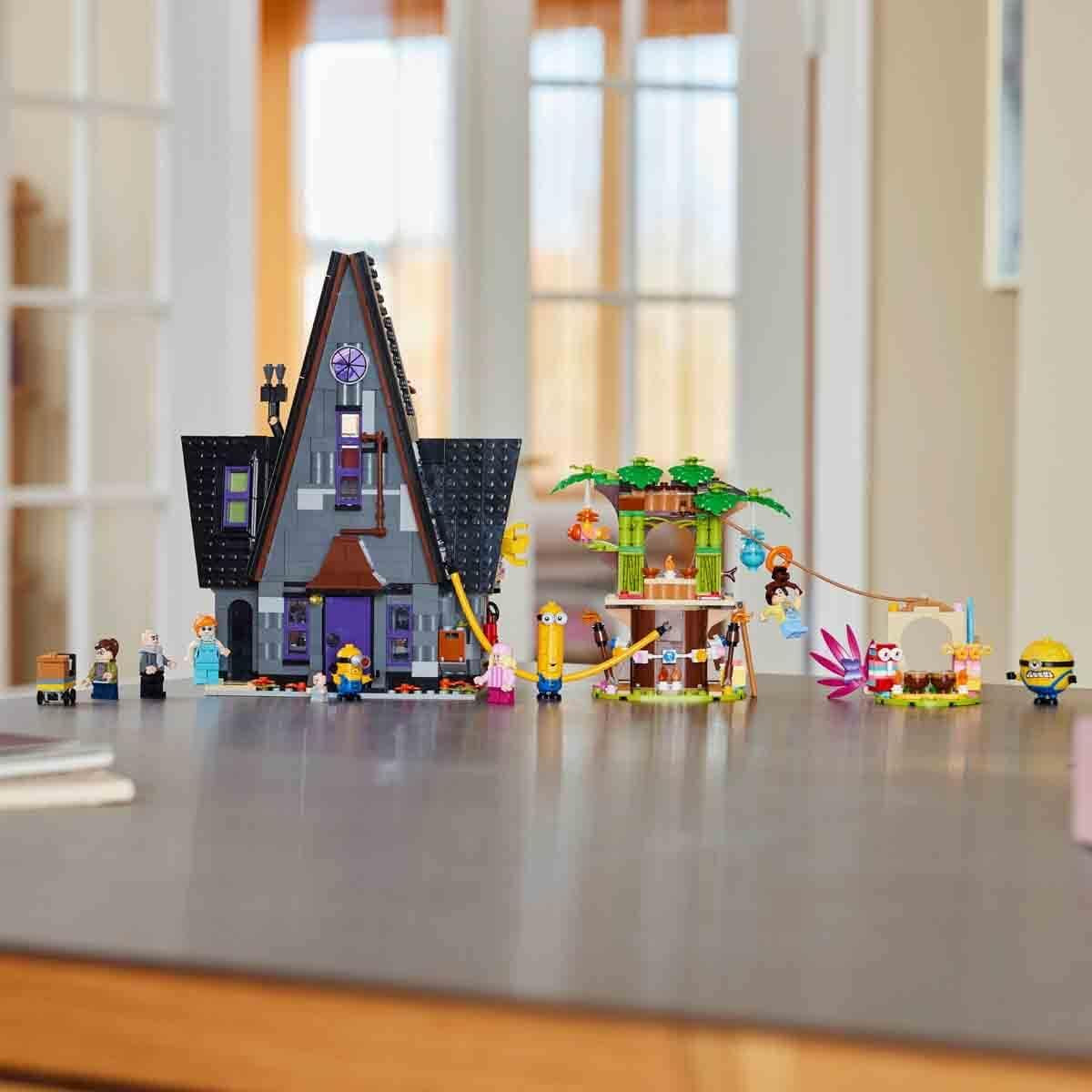 Despicable Me Minions and Gru'S Family Mansion, Toy House Movie Set for 8 plus Year Old Boys & Girls Who Love Independent Play, Includes 6 Minifigures and 3 Buildable Figures, Gift Idea 75583