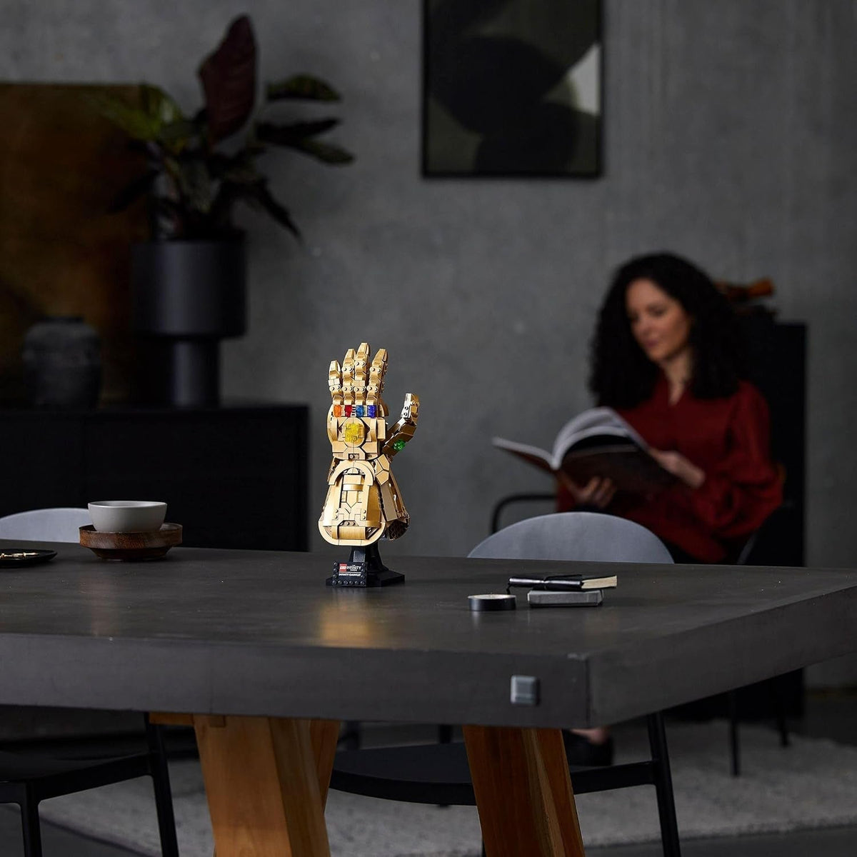 Marvel Infinity Gauntlet Building Set, Collectible Thanos Glove with Infinity Stones, Collectible Avengers Gift for Men, Women, Him, Her, Model Kits for Adults to Build 76191