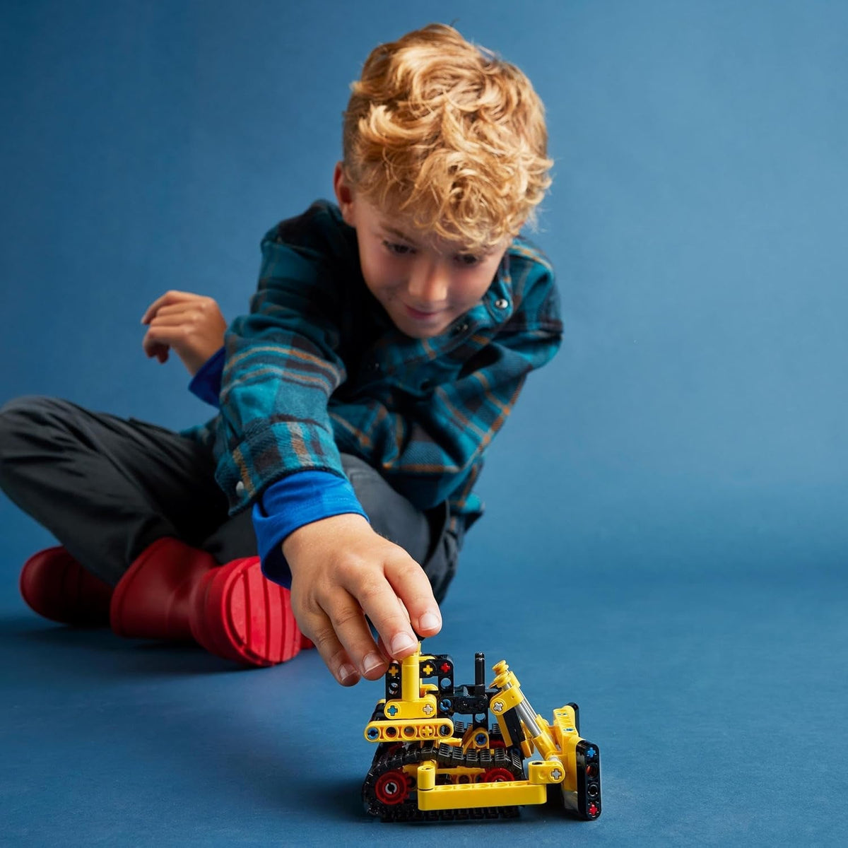 Technic Heavy-Duty Bulldozer Set, Construction Vehicle Toy for Kids, Boys and Girls with Realistic Features for Imaginative Play, Small Gift Idea 42163