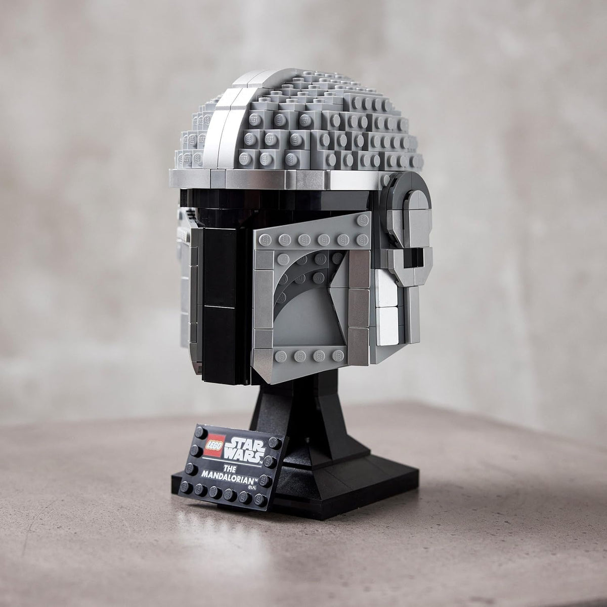 Star Wars the Mandalorian Helmet Model Building Kit, Collectible Display Set for Adults, Gift Idea for Men, Women, Him or Her 75328