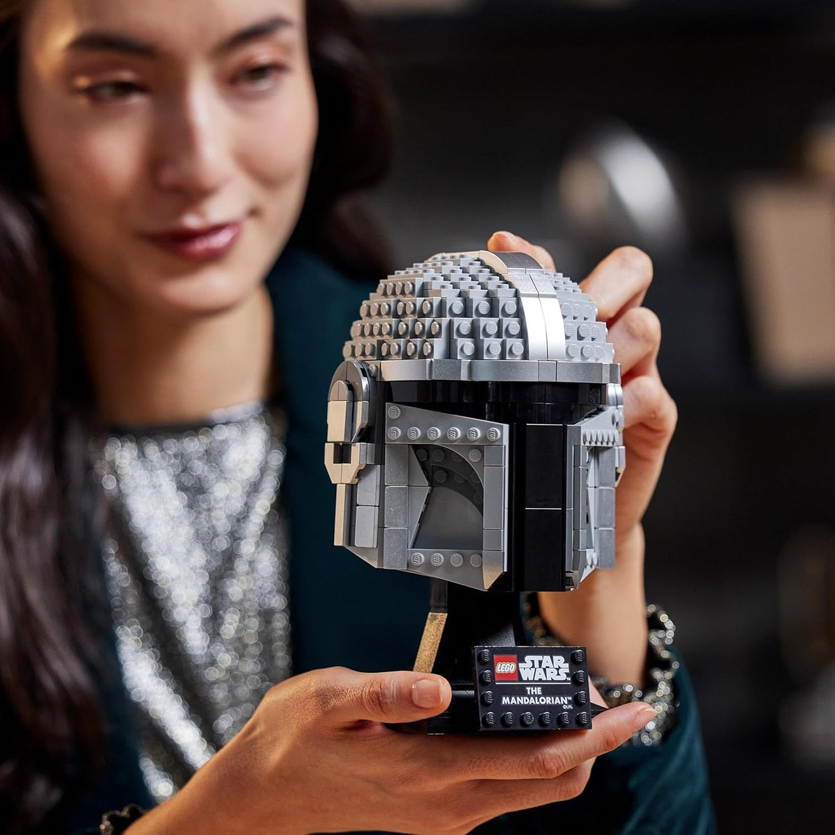Star Wars the Mandalorian Helmet Model Building Kit, Collectible Display Set for Adults, Gift Idea for Men, Women, Him or Her 75328