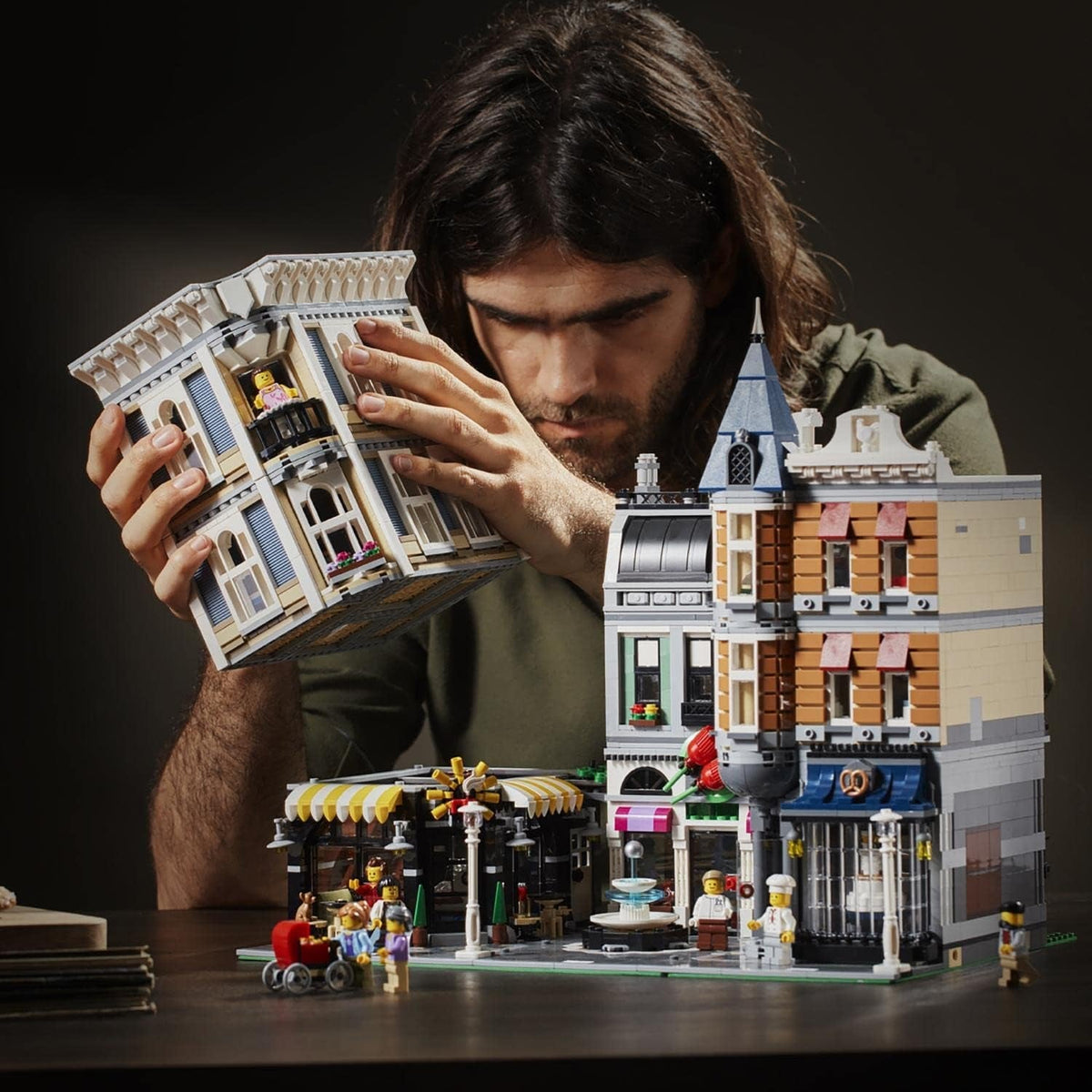 10255 Creator Assembly Square Set, Massively Modular Model Building Kit with Shops, Roof Terrace, 8 Minifigures and Much More, for Ages 16 Plus